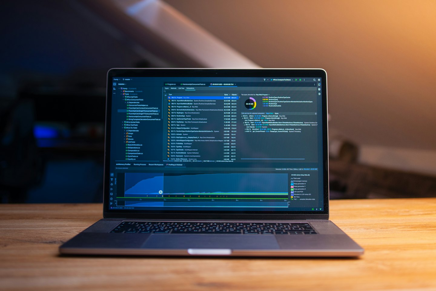 Portátil abierto mostrando código de software y datos sobre un escritorio.